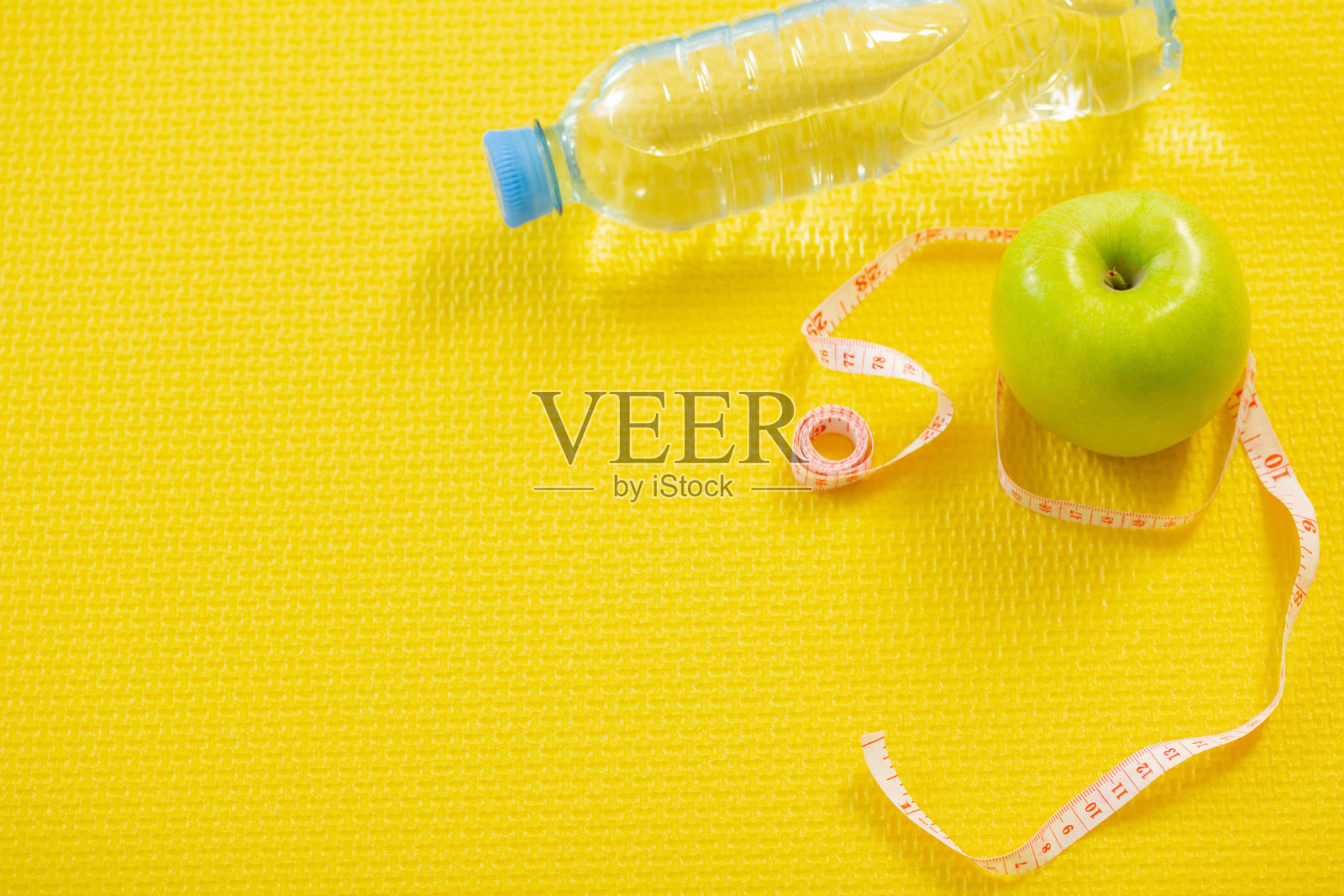 木质地板健身垫，健康运动理念照片摄影图片