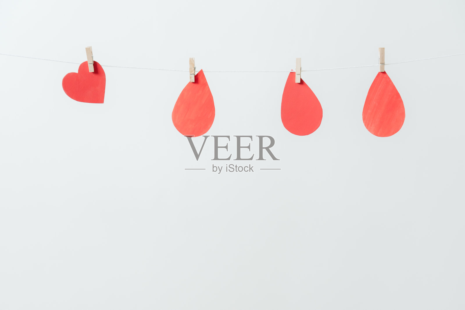 红心和血滴纸招牌挂在绳子上照片摄影图片