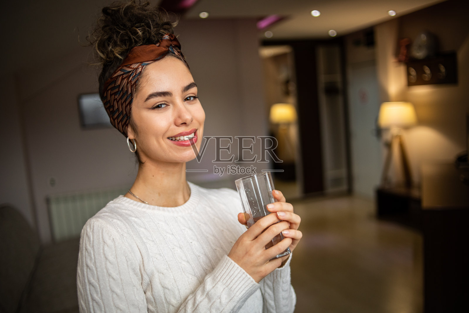 年轻漂亮的女子在上课时喝水，脱水照片摄影图片
