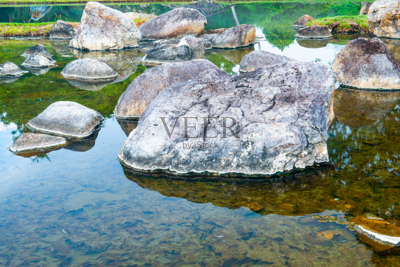 在蔡森温泉中流淌的热水照片摄影图片