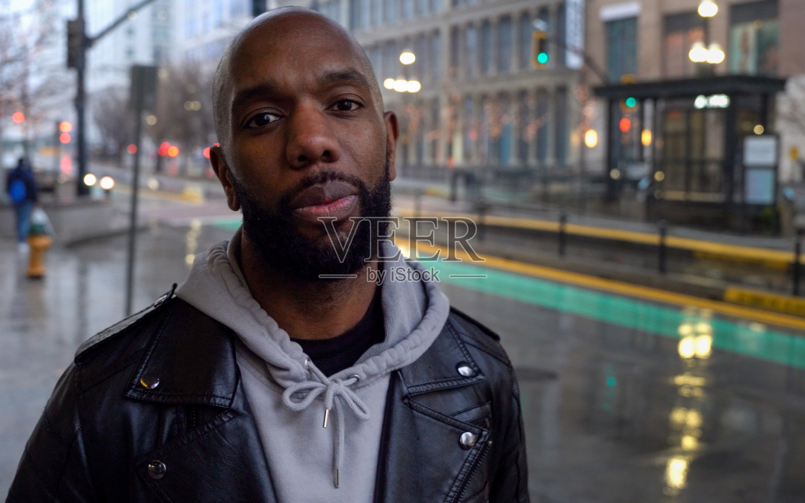 面露压力的年轻非裔美国男子肖像照照片摄影图片