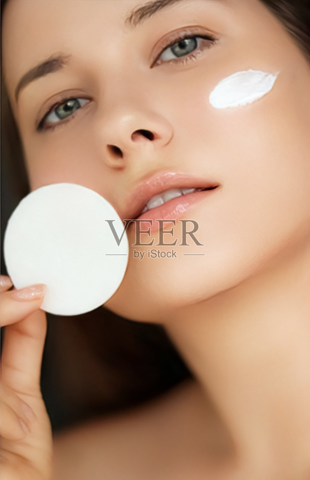 美容、面霜和护肤化妆品模特肖像，女性使用保湿霜、洗面奶或卸妆产品与化妆棉，豪华的面部和皮肤护理程序照片摄影图片