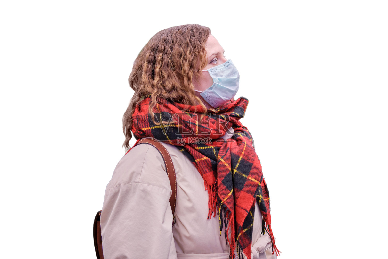 戴着口罩的女购物者被隔离在白色背景上照片摄影图片