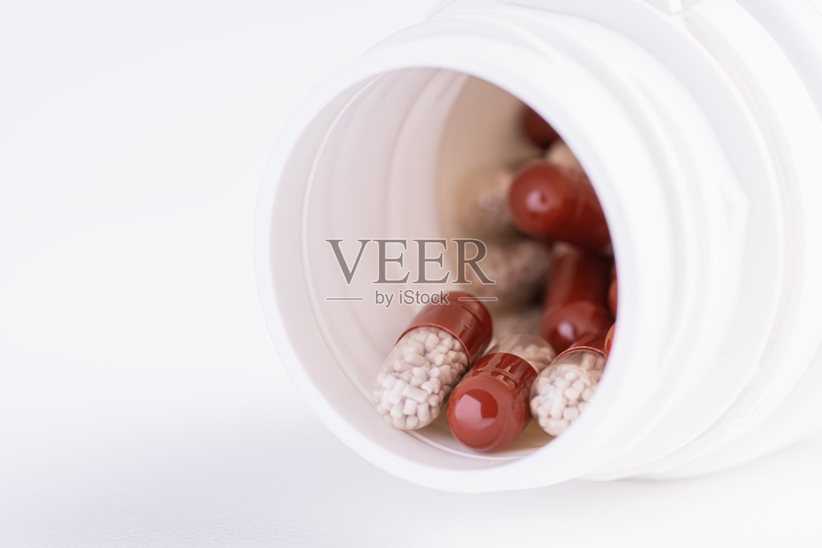 白色背景上的药瓶照片摄影图片