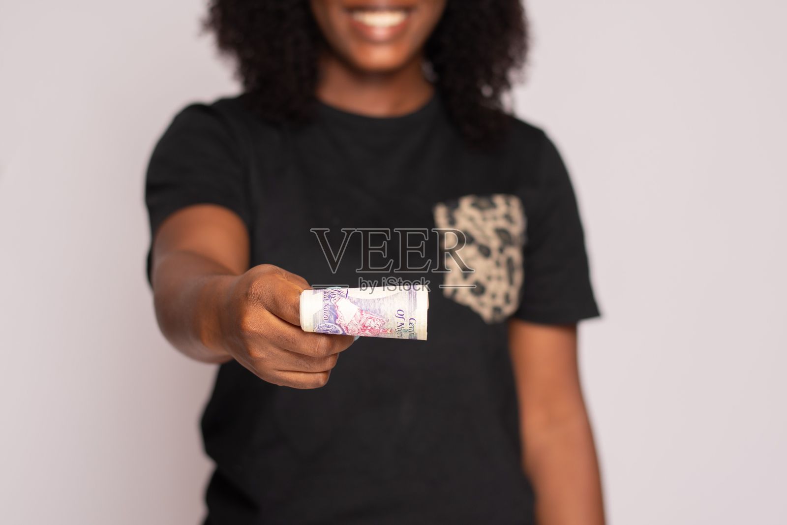 女士把钱向前伸给观众照片摄影图片