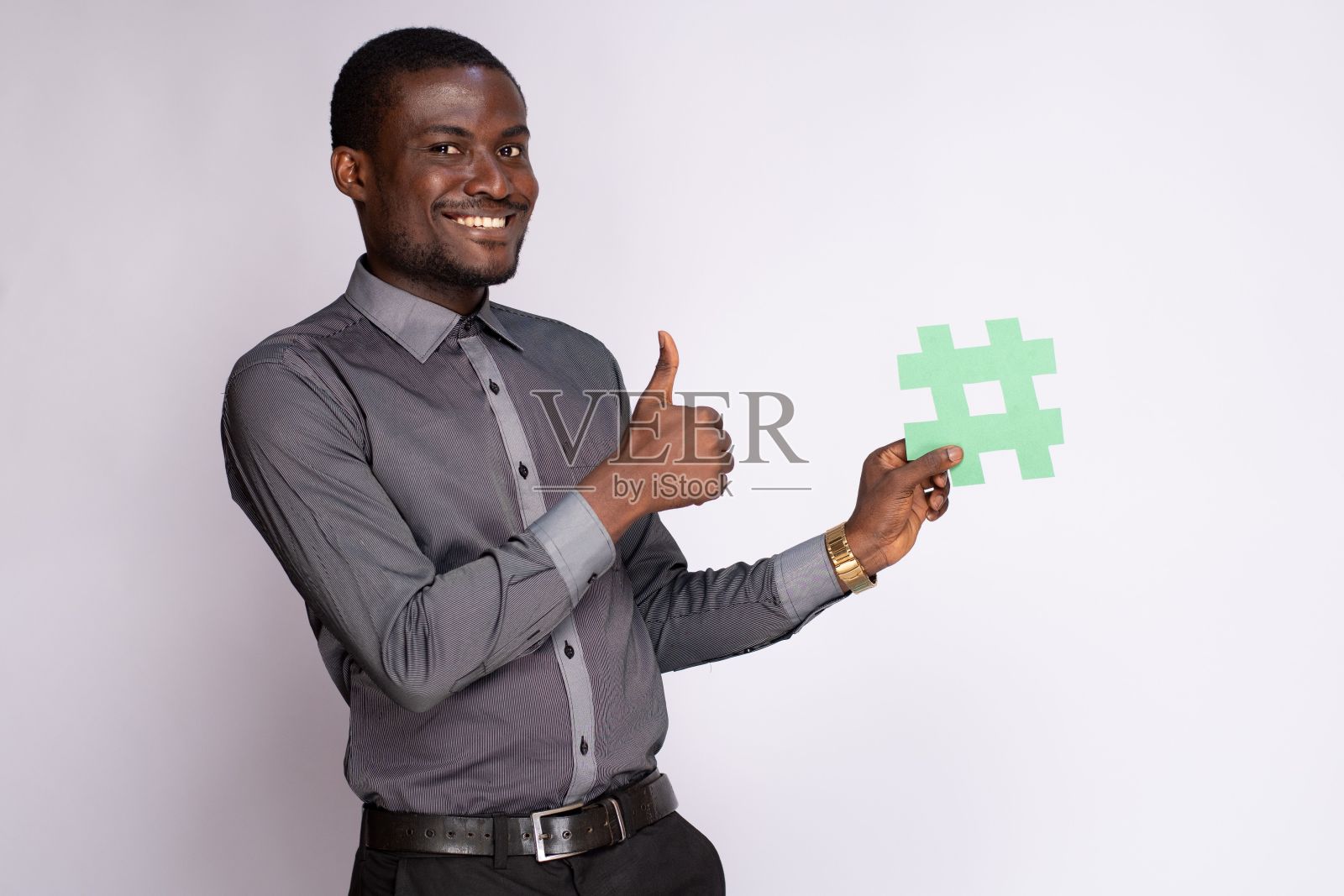 商人拿着一个标签符号照片摄影图片