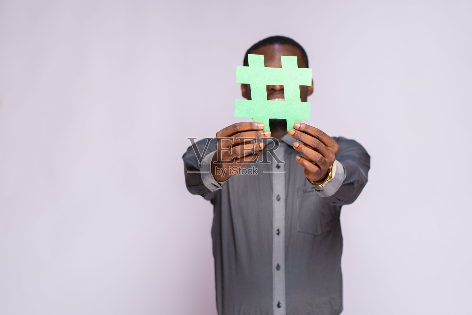 商人拿着一个标签符号照片摄影图片