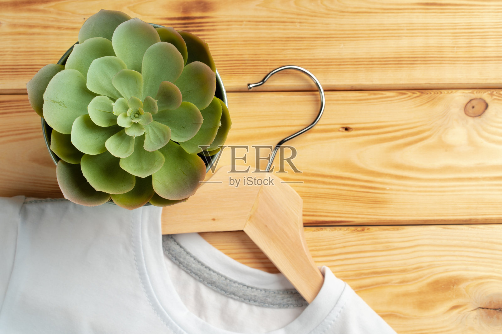 白色t恤的特写照片摄影图片