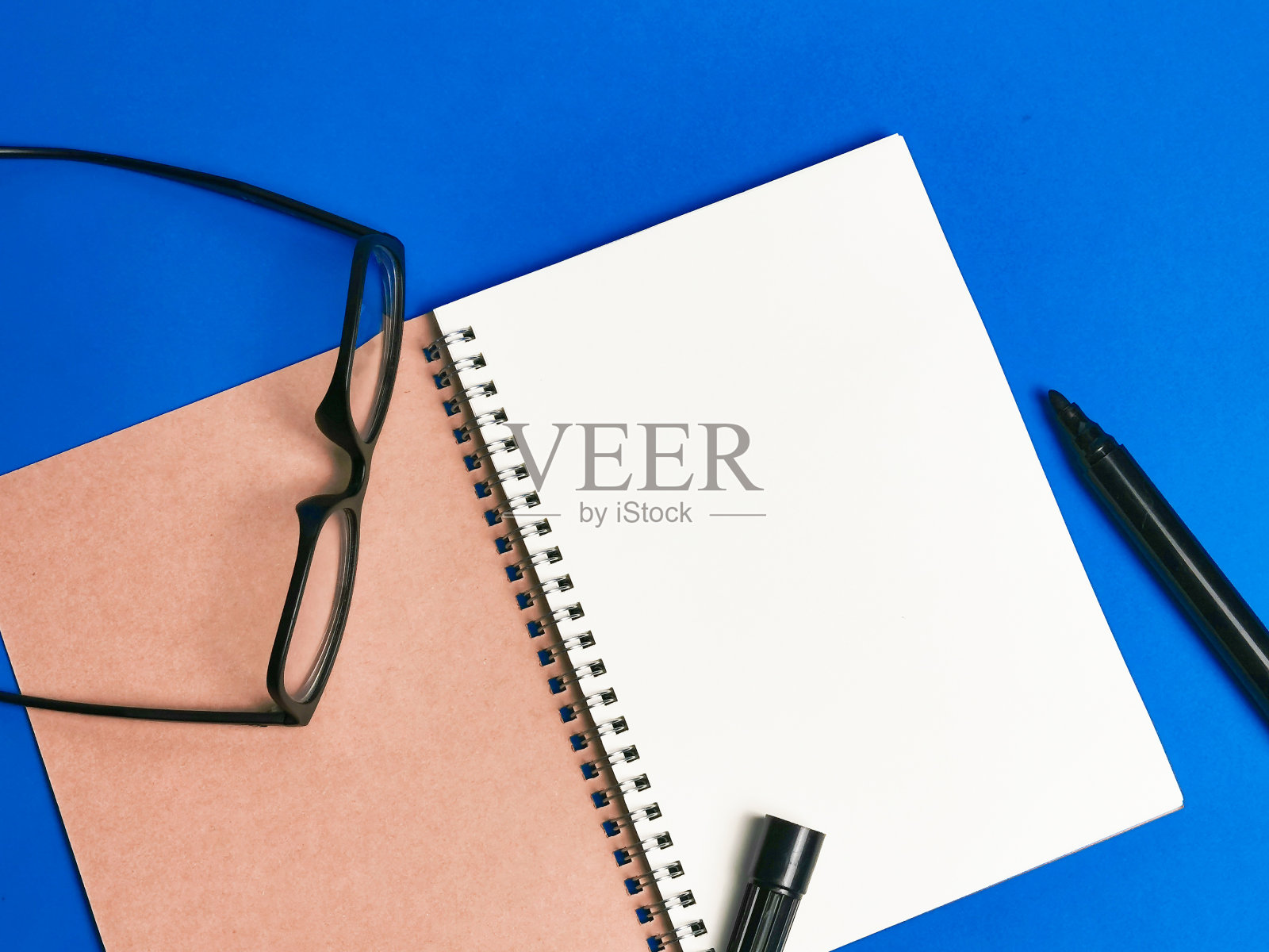 空白笔记本上写着谢谢，还有笔和眼镜。照片摄影图片