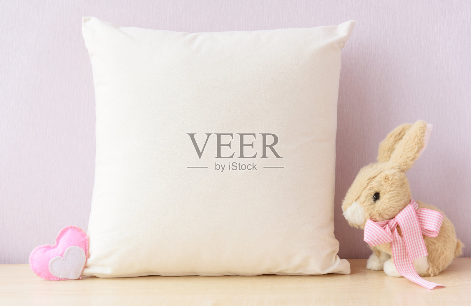 有兔子和复活节彩蛋的复活节枕头模型照片摄影图片