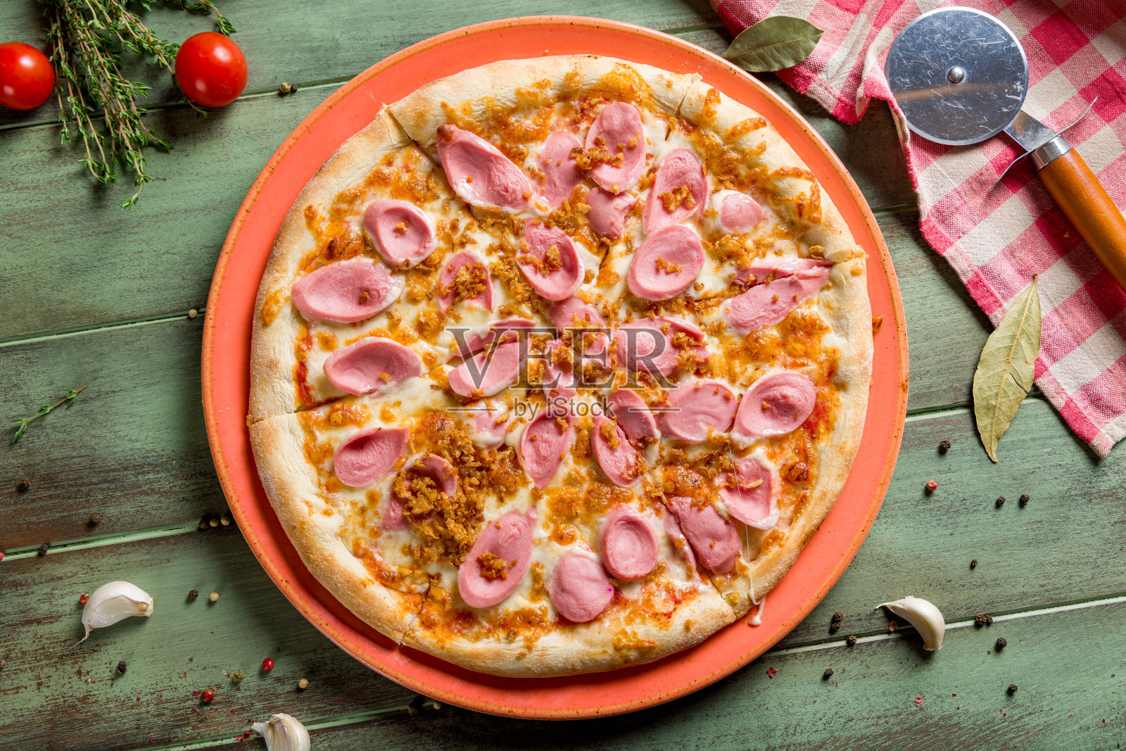 披萨，奶酪和香肠在绿色的木质桌面视图照片摄影图片