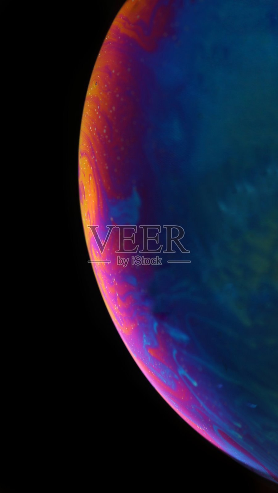 肥皂泡表面彩色微距摄影。照片摄影图片