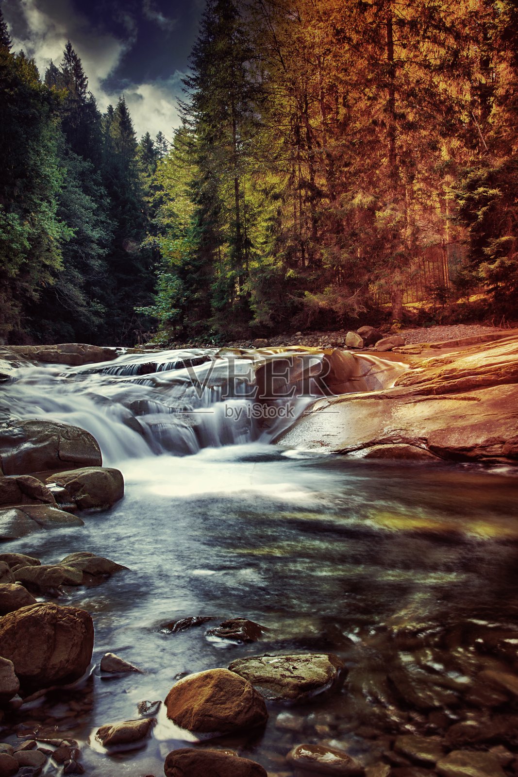 森林里美丽的瀑布照片摄影图片