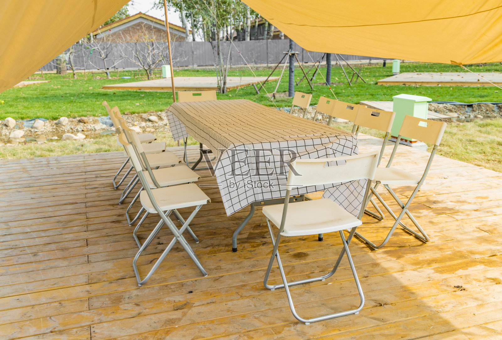 花园里有木制桌椅照片摄影图片