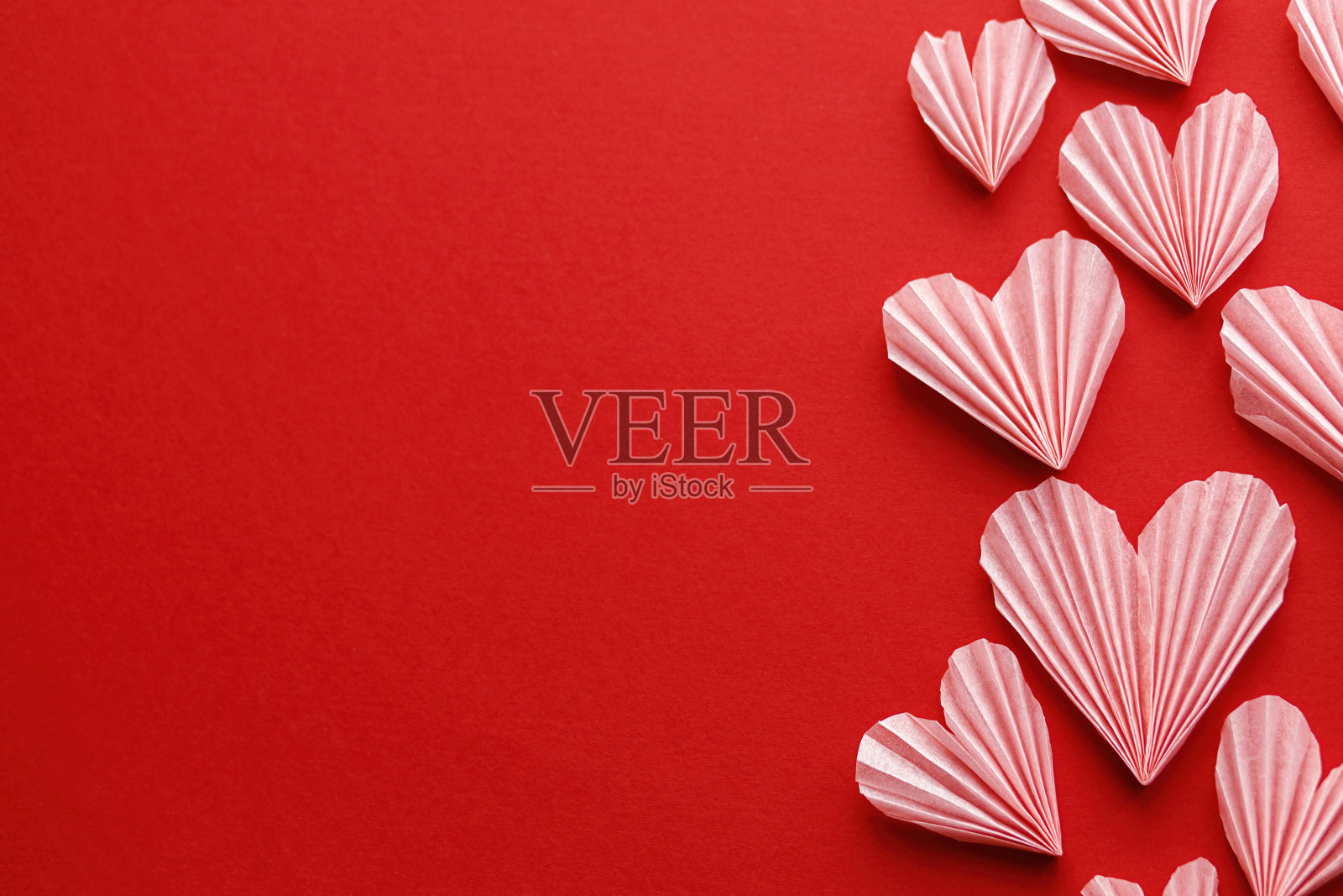情人节快乐!红纸背景上有时尚的粉色心形，平面上有文字空间。现代可爱的情人节心形剪纸构图。创意爱情横幅照片摄影图片