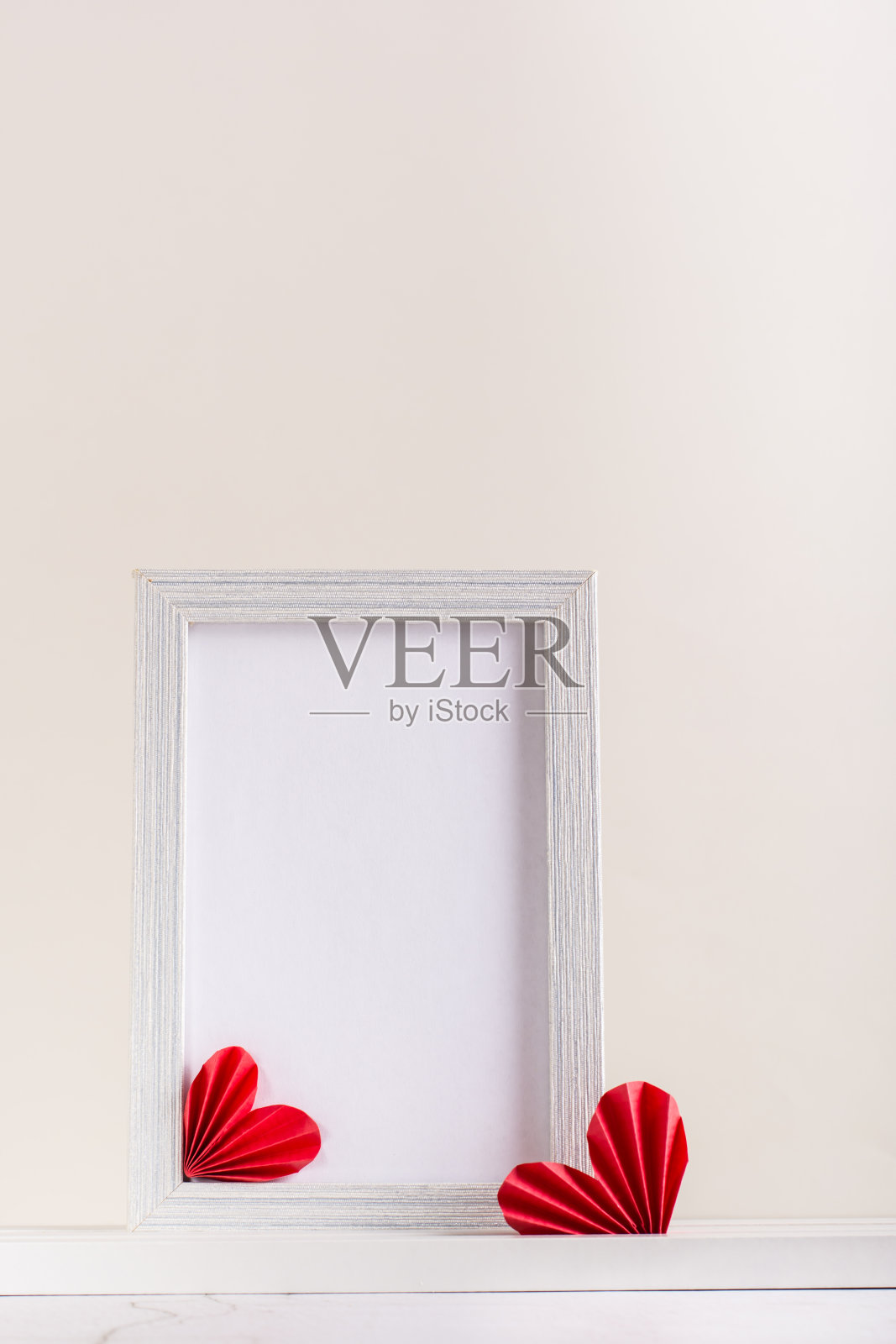 用DIY纸心装饰的空白相框。家居装饰。俯视图照片摄影图片