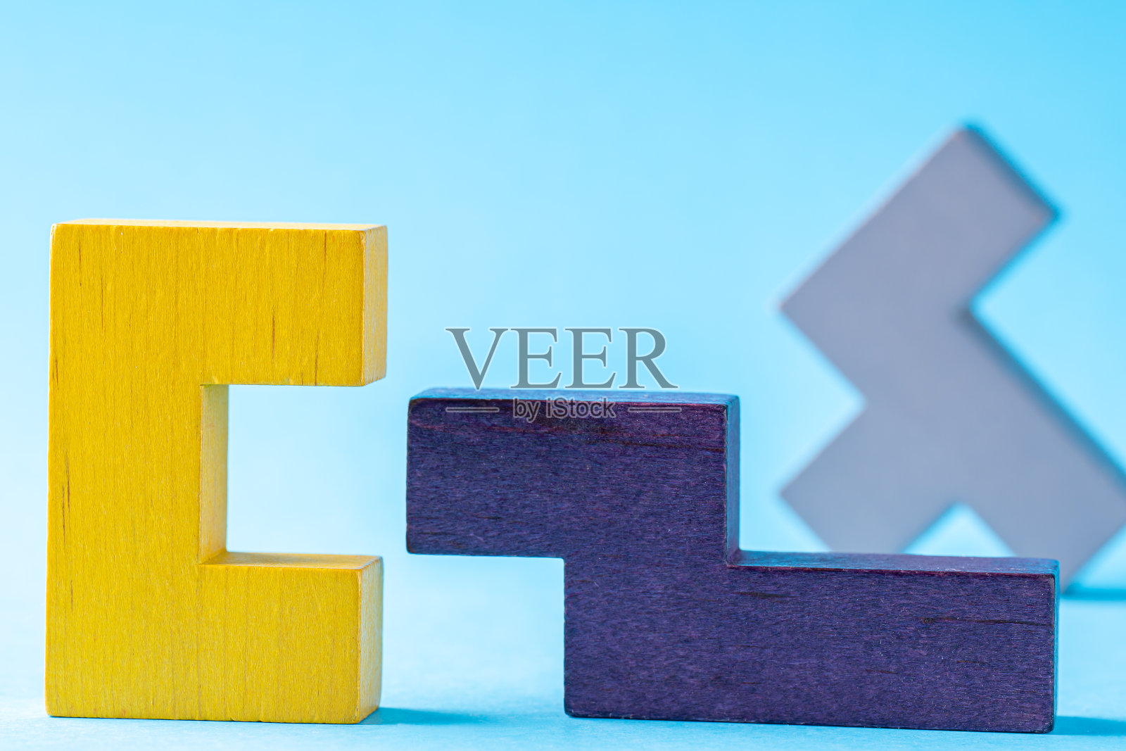 抽象的几何设计。背景与彩色形状的木块。不同颜色的几何形状。照片摄影图片