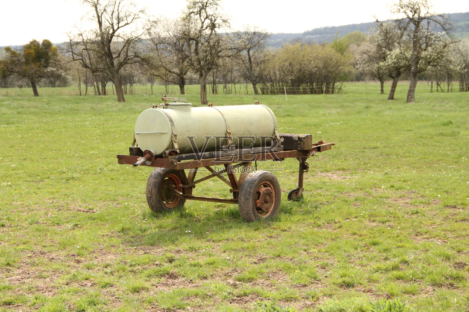 牧场上的牛槽照片摄影图片