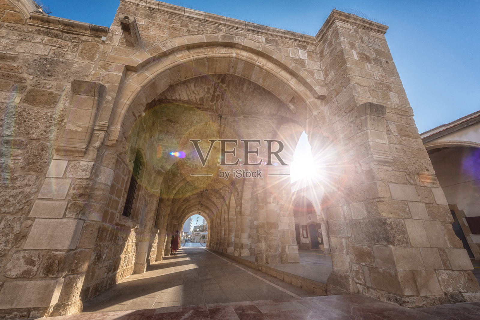 塞浦路斯拉纳卡的圣拉撒路(Agios Lazaros)东正教教堂的庭院。建筑地标，宗教和旅游背景照片摄影图片