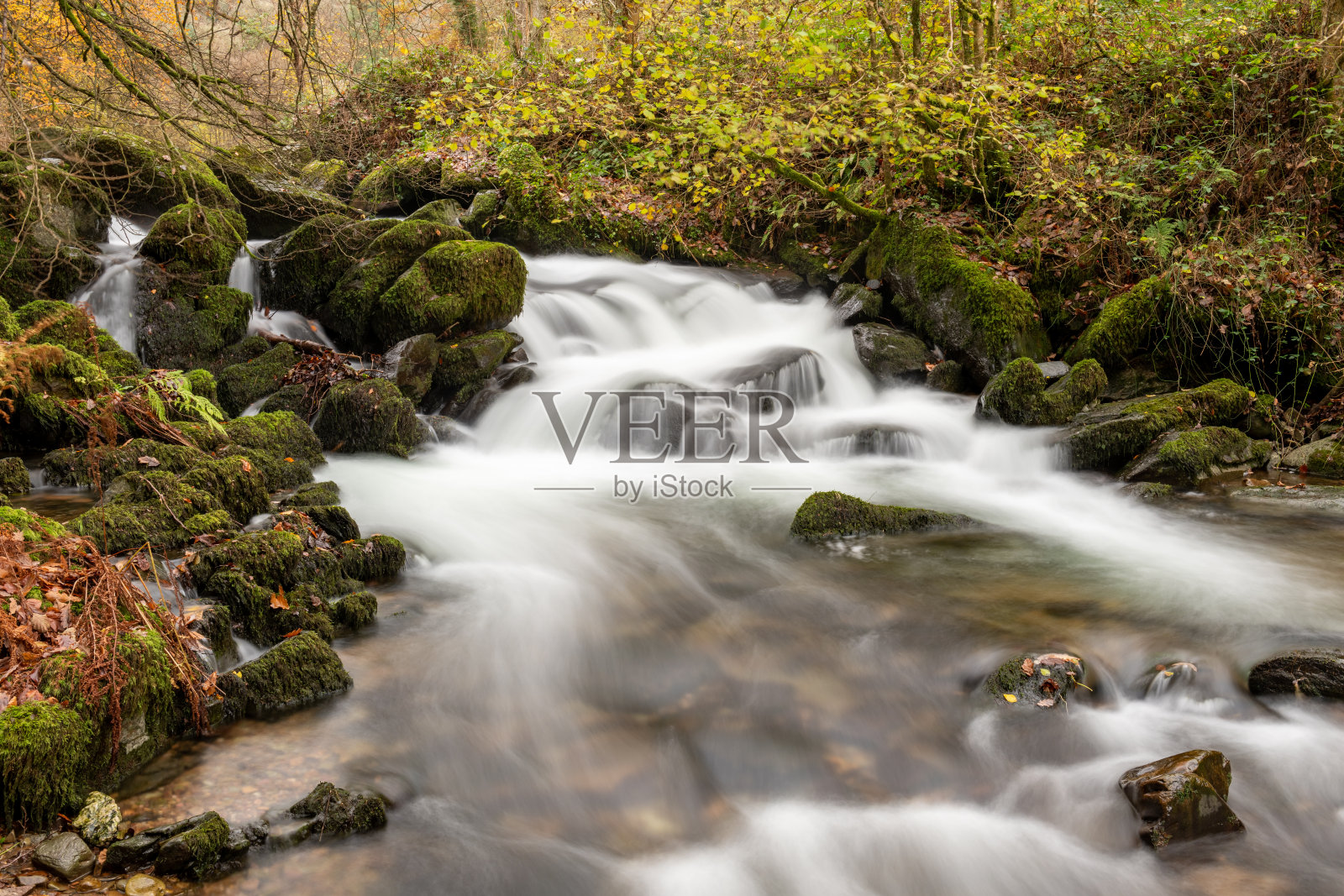 水域在埃克斯穆尔国家公园交汇照片摄影图片