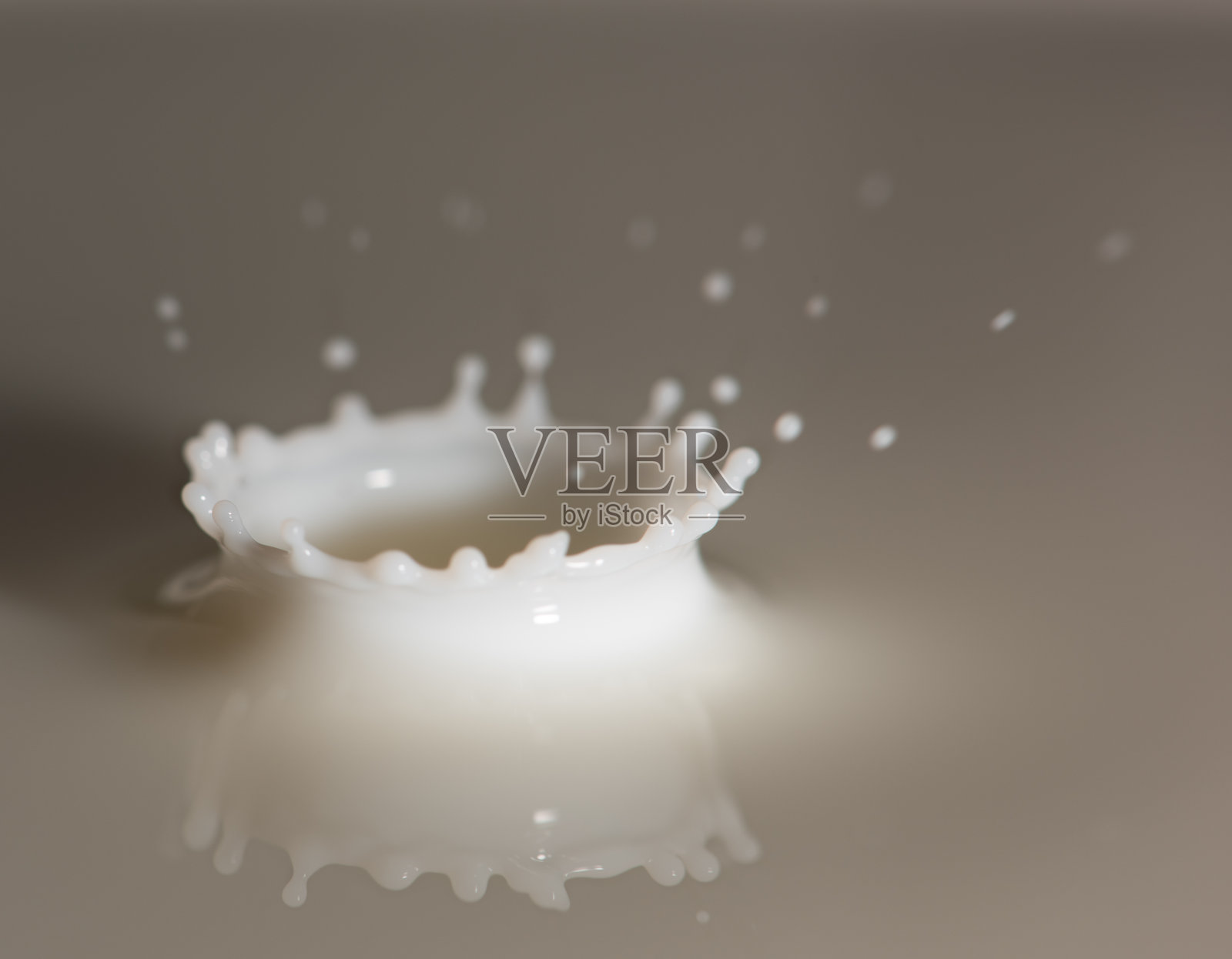 飞溅的牛奶:捕捉瞬间照片摄影图片