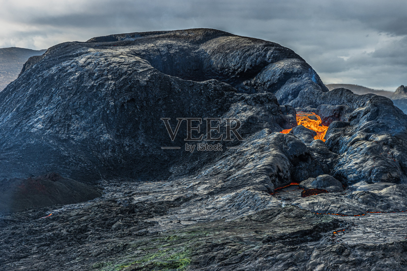 白天活跃的火山口有一些熔岩照片摄影图片