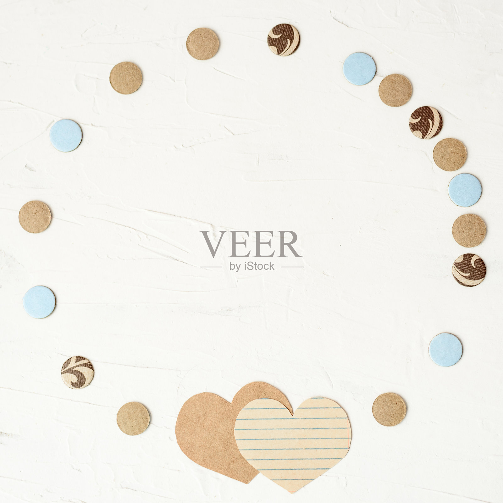 圆形框架的工艺纸心形和圆形的白色背景。情人节卡片模板照片摄影图片