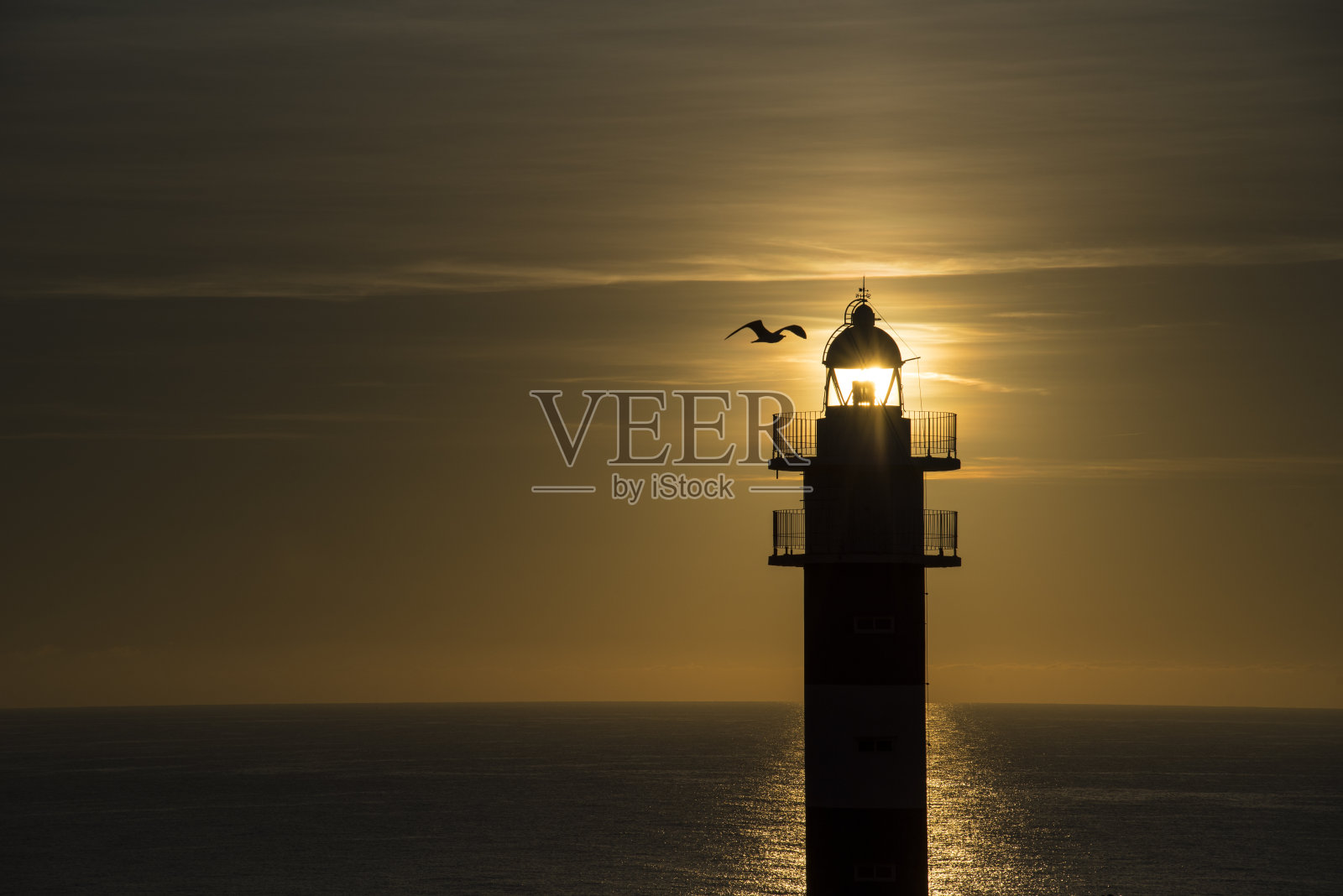 阿奎拉斯灯塔的不同镜头，太阳正好照在灯笼的玻璃上照片摄影图片