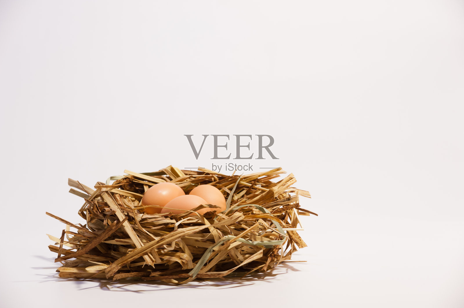 一个有蛋的干草窝照片摄影图片