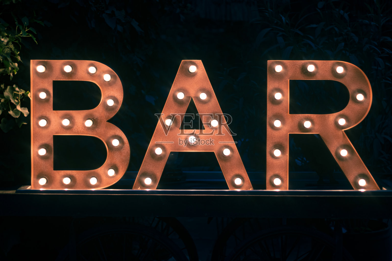 在黑色的背景上，由聚光灯照亮的字母照片摄影图片