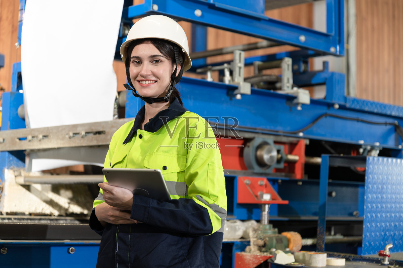 肖像工程师在钣金厂使用压片工作和控制机器照片摄影图片