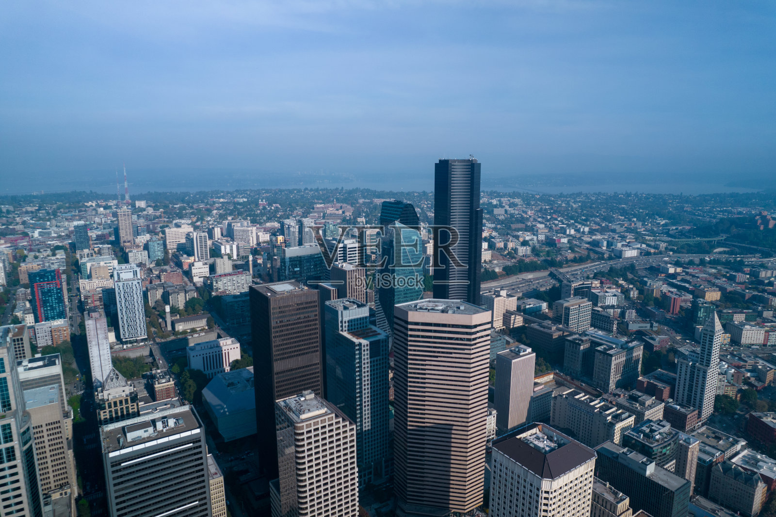 华盛顿州西雅图的摩天大楼鸟瞰图。西雅图的市中心。照片摄影图片