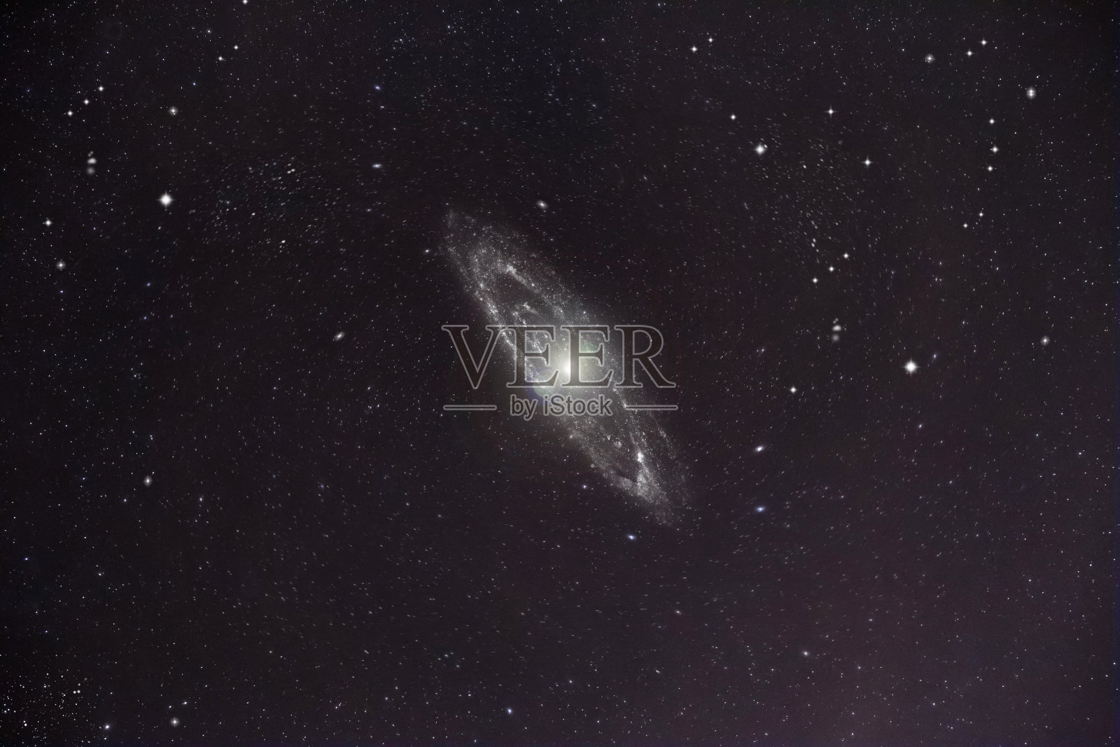 从夜晚看到的美丽星系插画图片素材