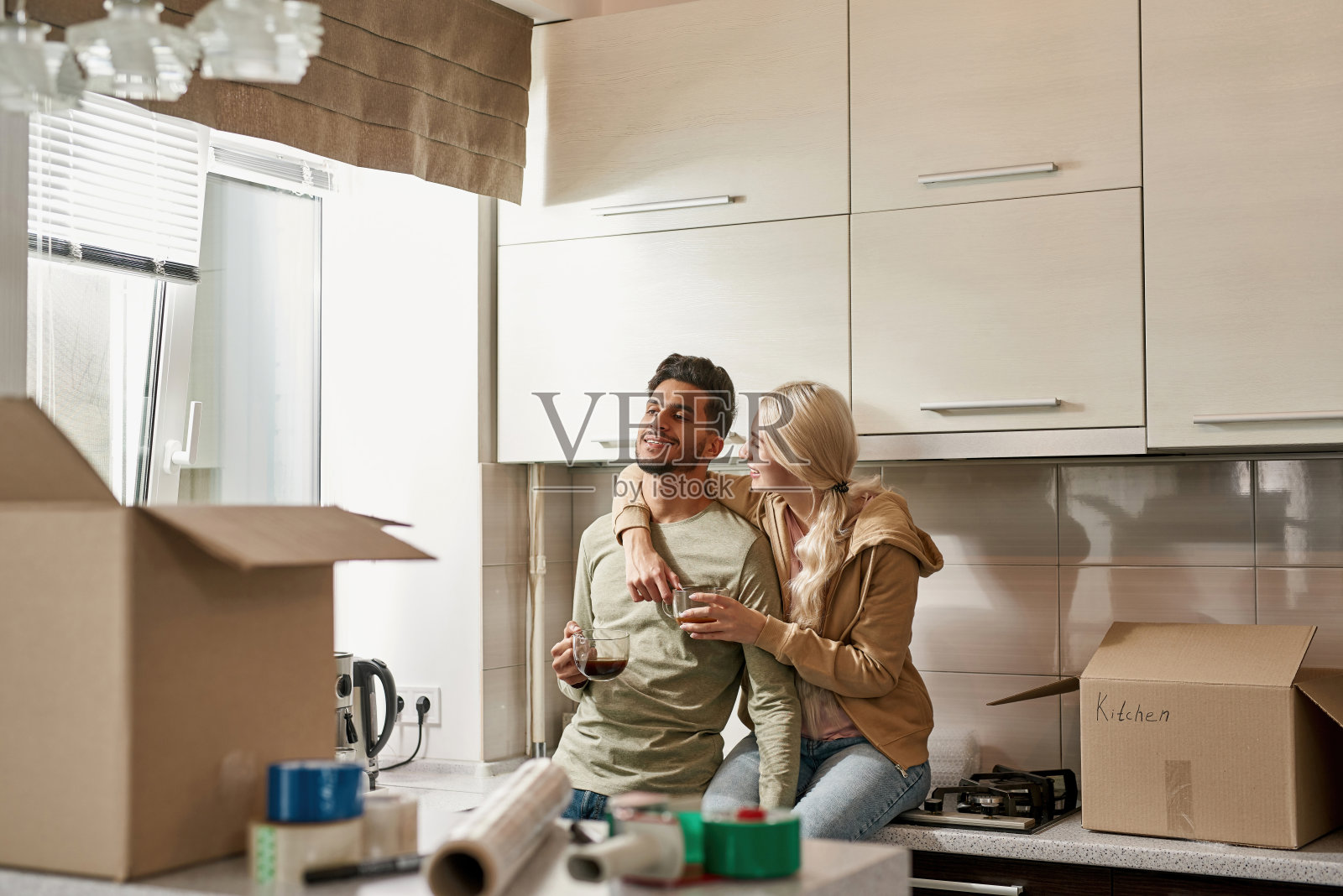 年轻的多民族夫妇休息喝茶照片摄影图片