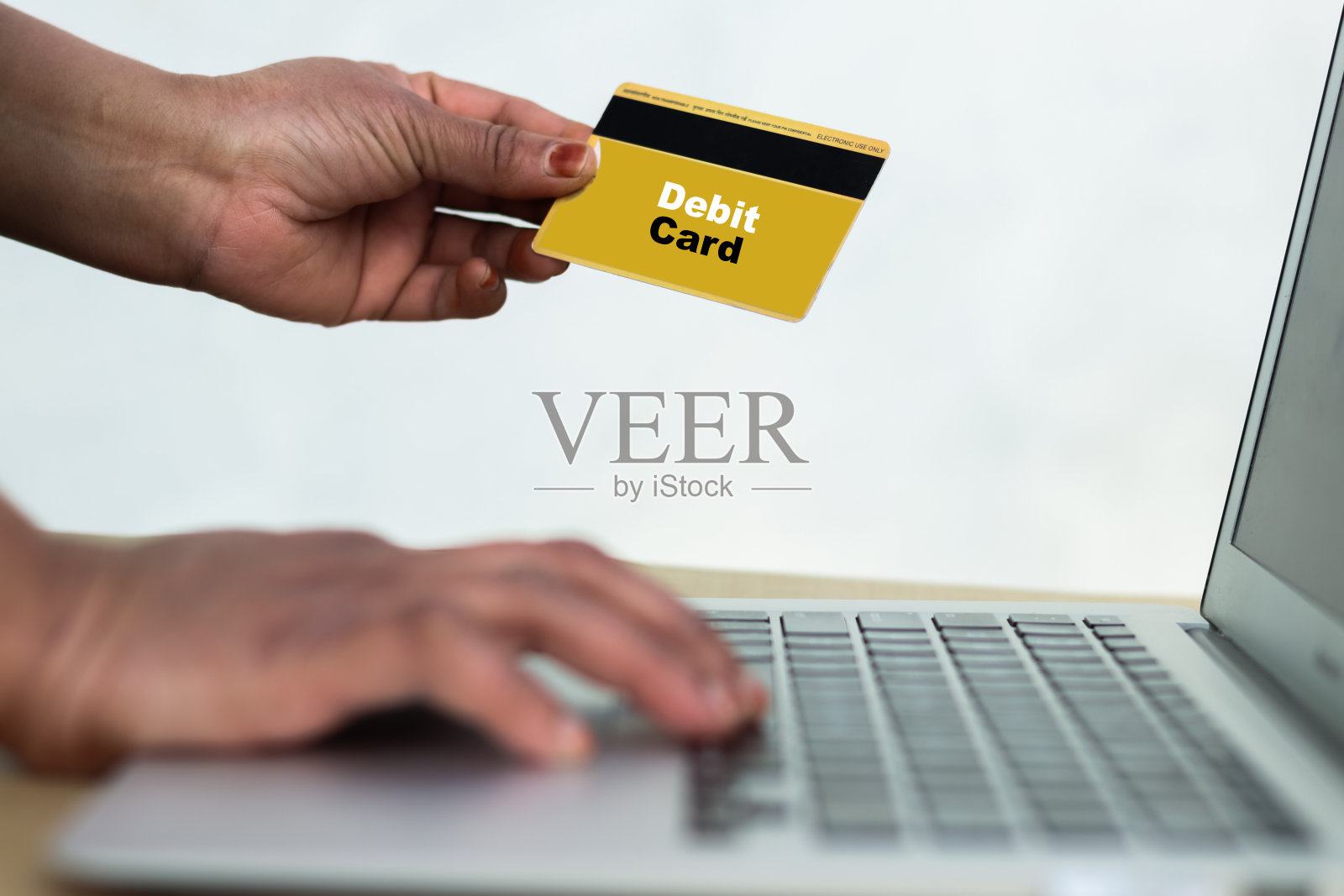 使用借记卡进行网上付款照片摄影图片