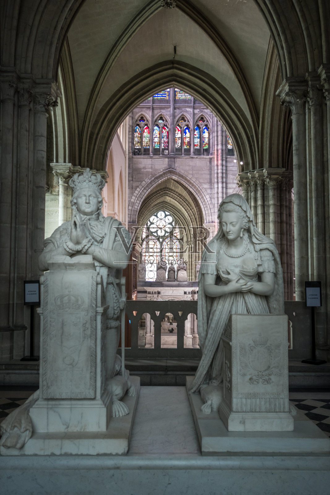 国王路易十六和玛丽·安托瓦内特的坟墓，位于圣德尼大教堂照片摄影图片