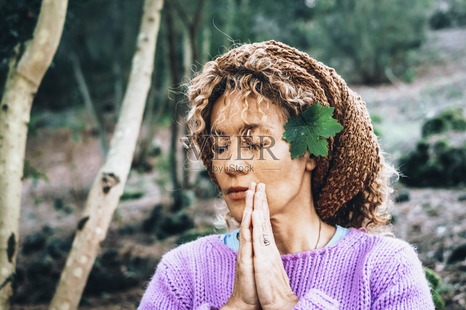 一个宁静的女人冥想和享受自然感觉概念生活方式。绿色的另类疗法。禅和瑜伽是女性生活方式中单独的户外休闲活动照片摄影图片