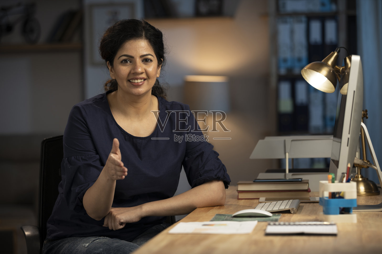 女人在家里办公室的电脑上工作，股票照片照片摄影图片