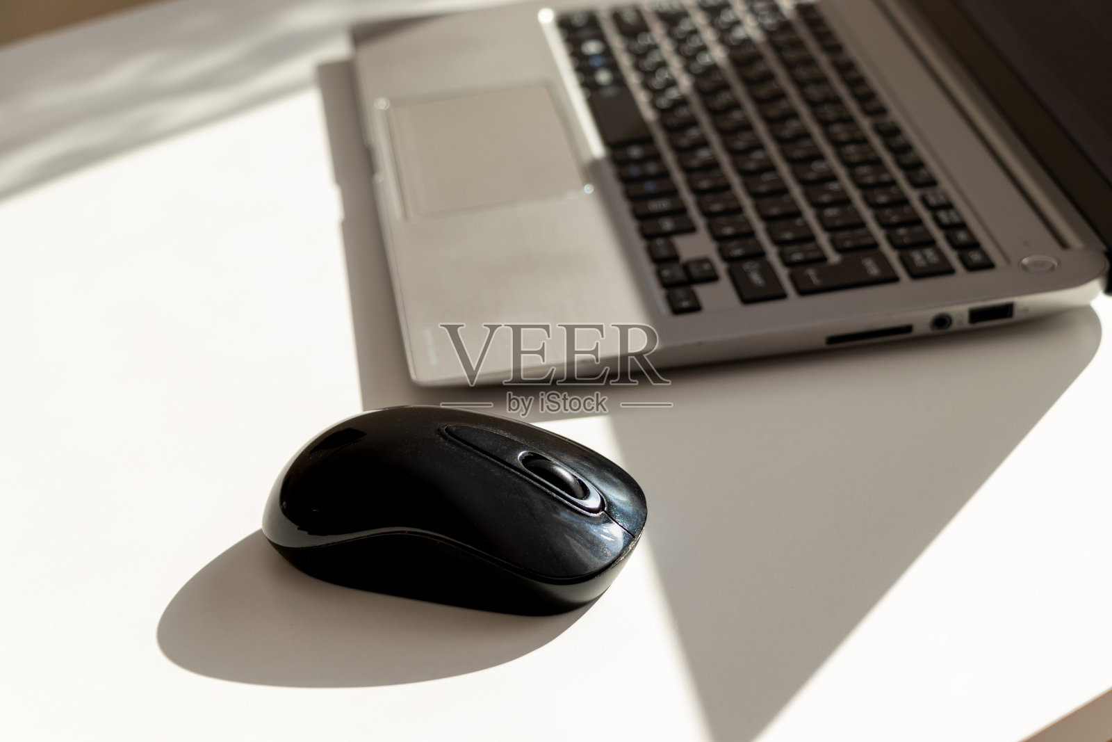 笔记本电脑和鼠标放在桌子上照片摄影图片