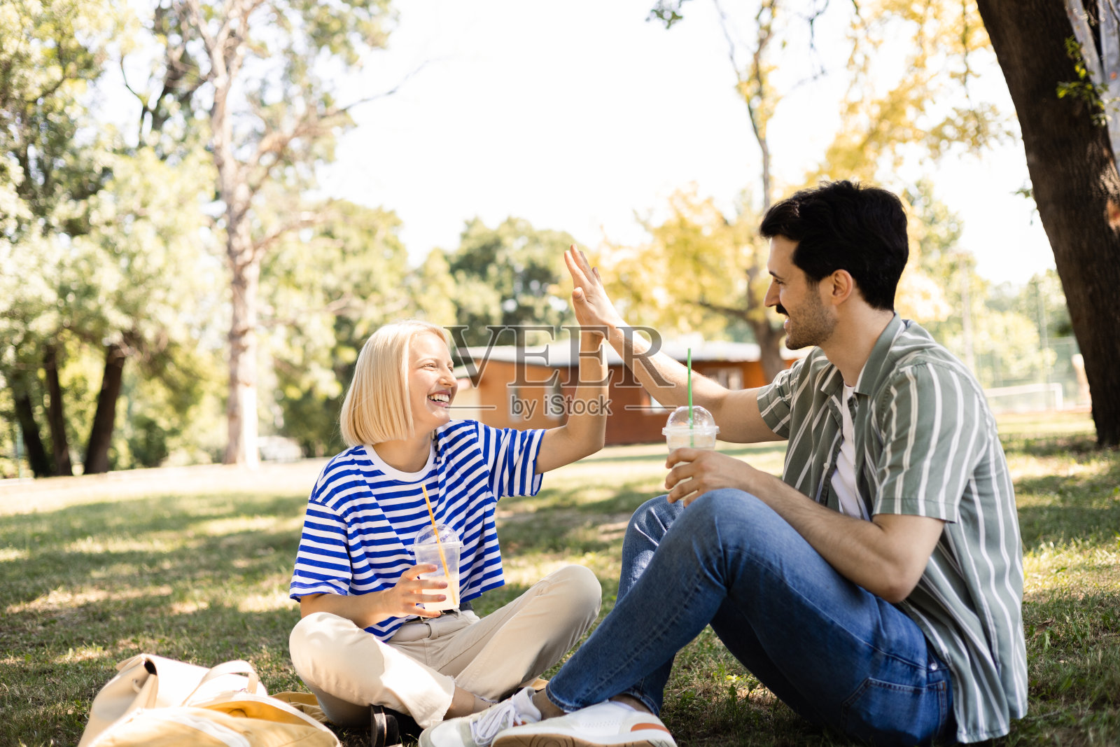 一对夫妇正在享受他们的旅行照片摄影图片