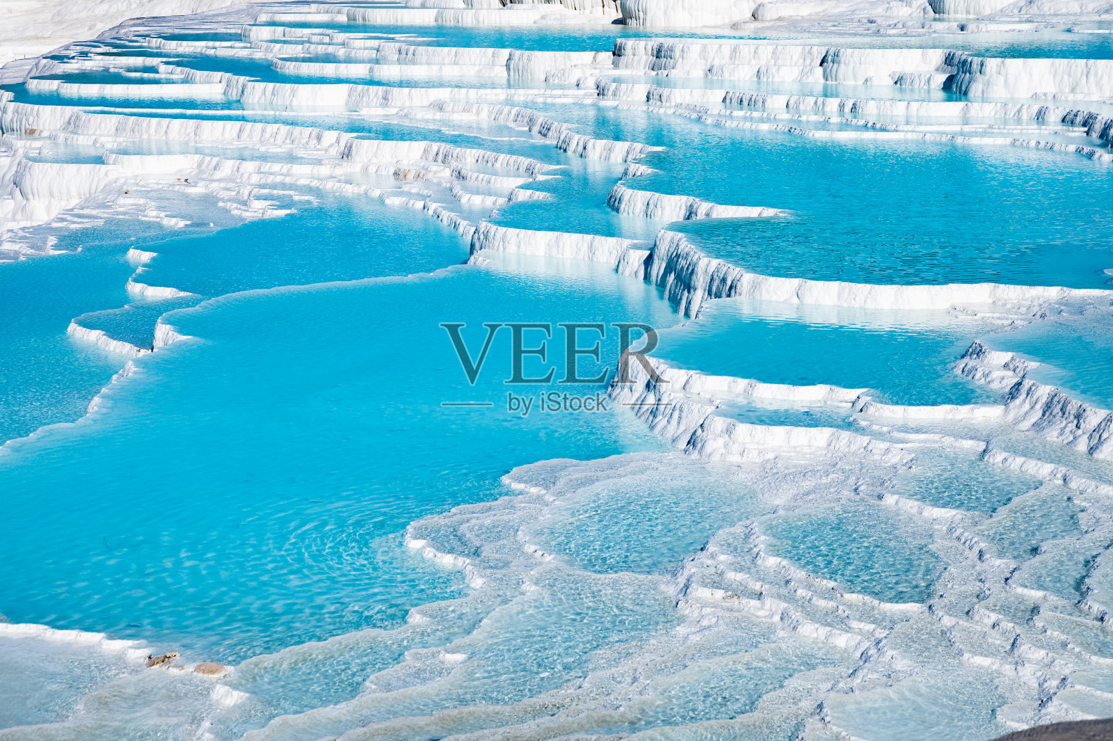 天然石灰华池和露台照片摄影图片