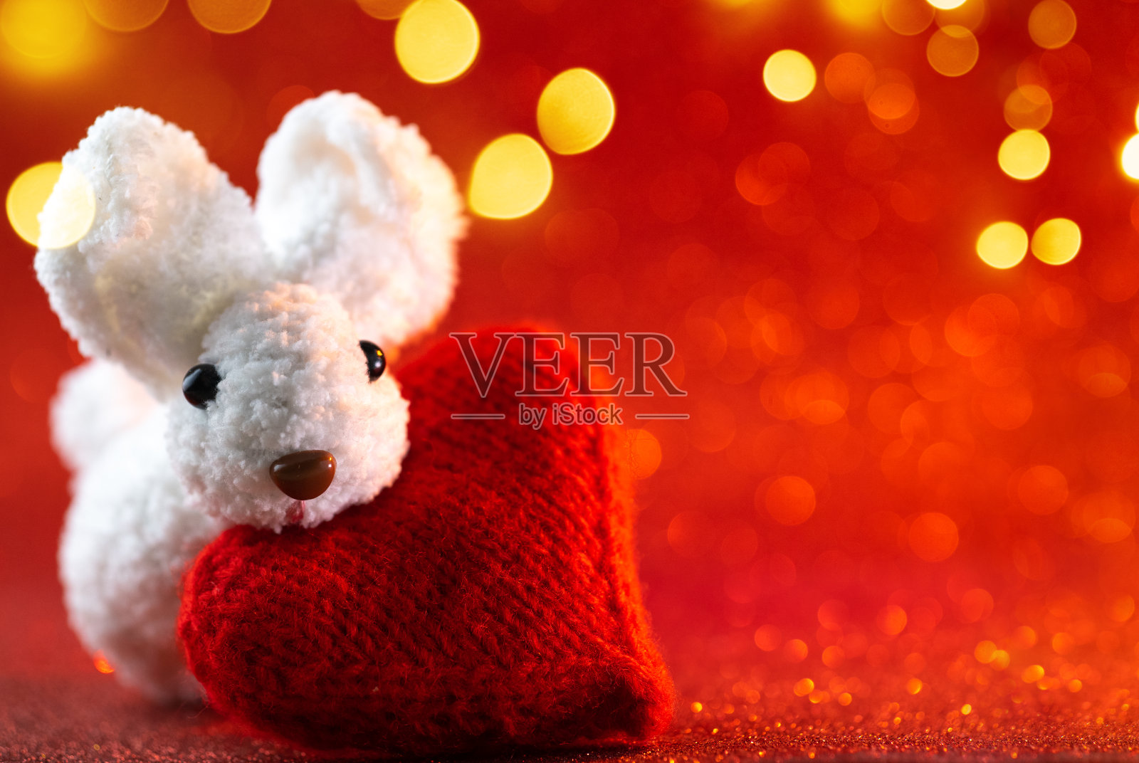 情人节贺卡，上面有一只兔子和一颗红心。照片摄影图片