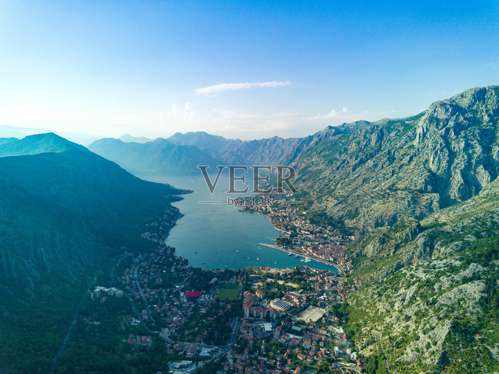 科托尔湾的海滩、酒店和亚得里亚海，背景是阳光明媚的天空照片摄影图片