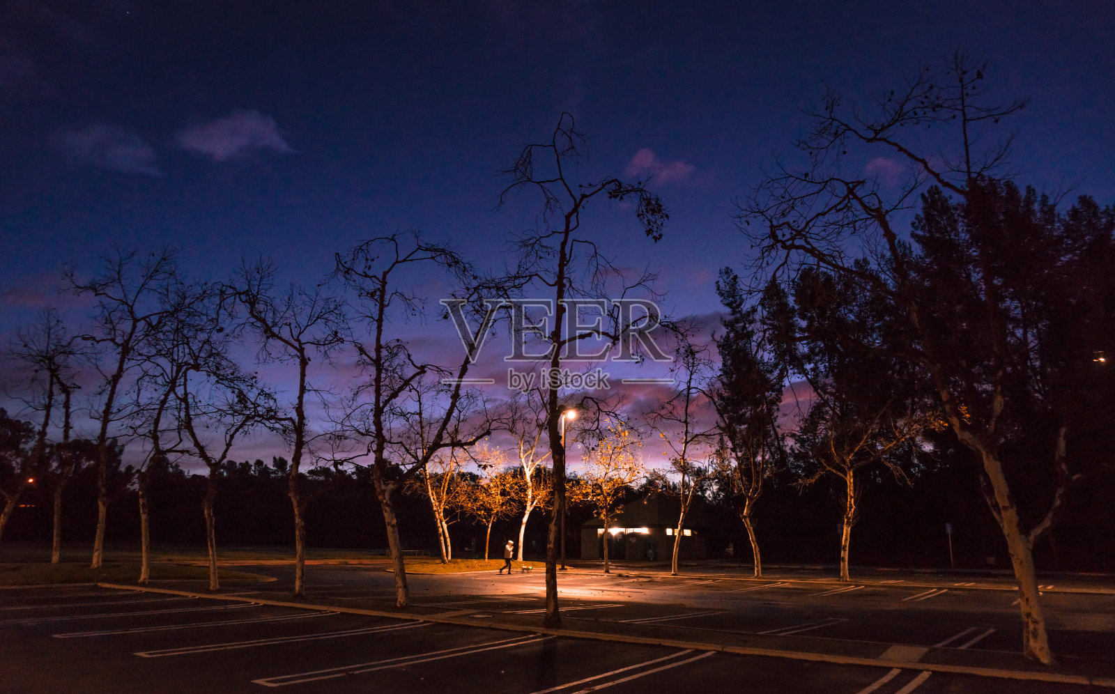 走路和思考。照片摄影图片