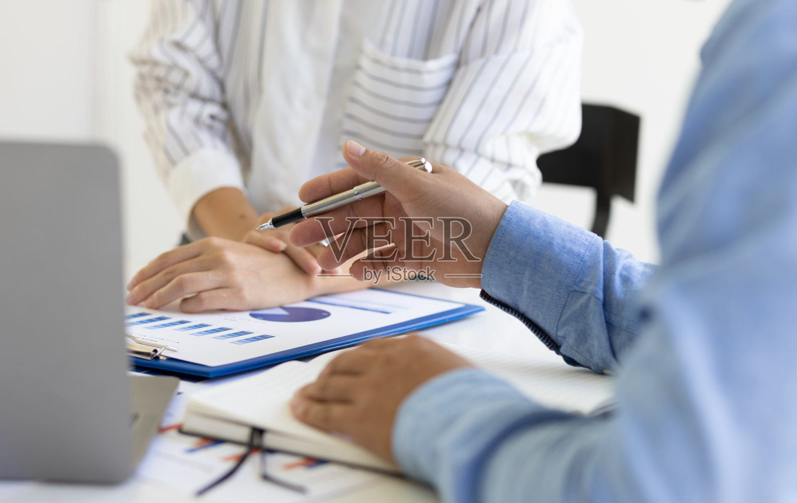 与财务顾问会面，分析市场增长报告，并讨论业务报告中的财务预算支出方案。财务规划和会计。照片摄影图片