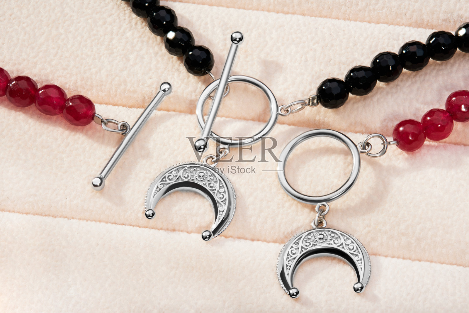 优雅的珠宝套装。镶有宝石的首饰。珠宝配件拼贴。产品静物概念。戒指、项链和耳环。照片摄影图片