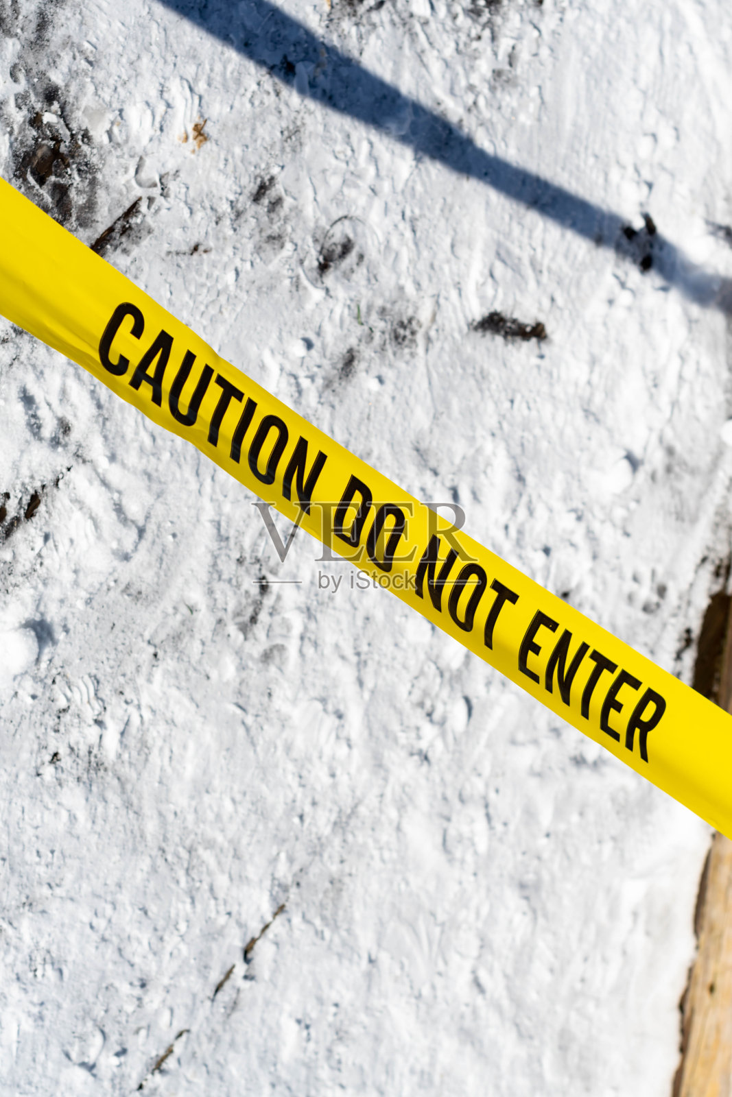 警告胶带，冬季封闭区域警告照片摄影图片