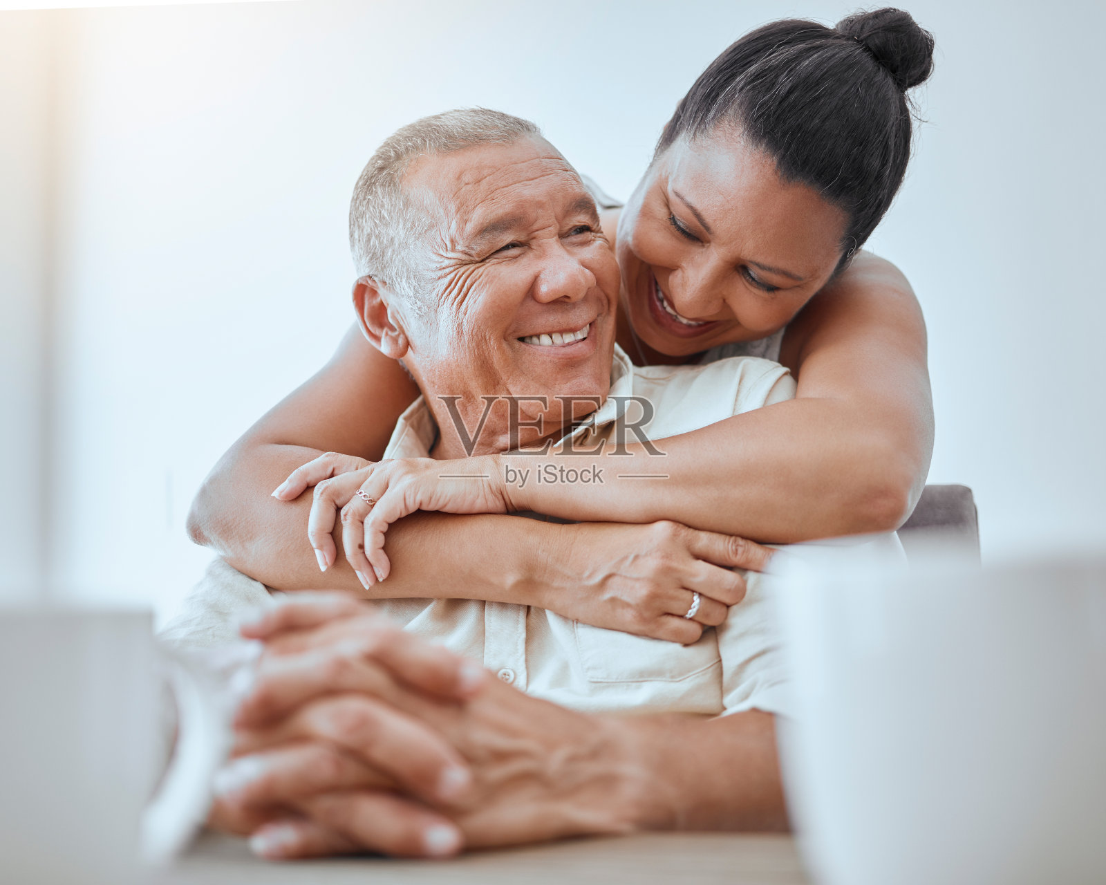 幸福的夫妇，退休和拥抱在房子里的爱，放松和休息在哥伦比亚的家庭一起。浪漫、微笑和老人，女人和老年人幸福、关怀和轻松的生活方式照片摄影图片