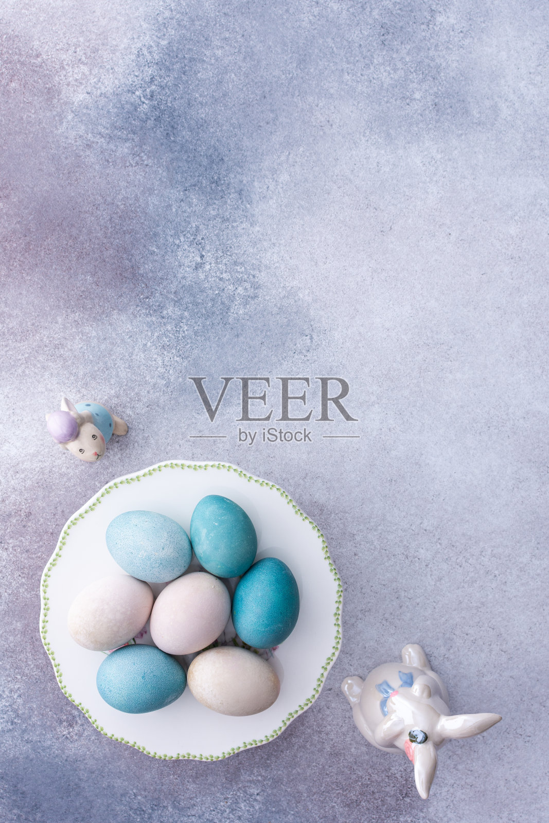 复活节彩蛋和可爱的兔子照片摄影图片