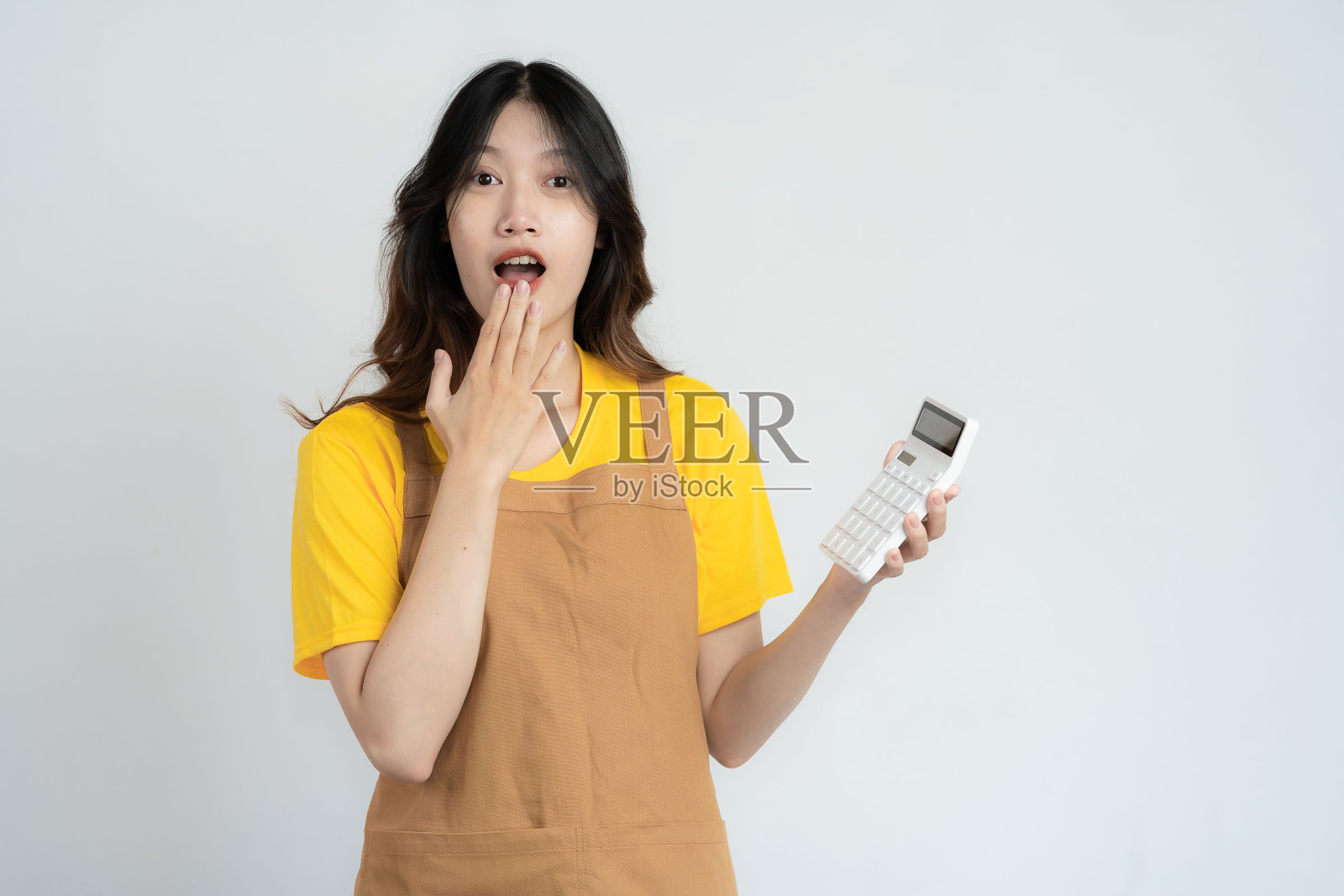 亚洲年轻女子拿着计算器孤立的白色背景和企业财务会计概念照片摄影图片